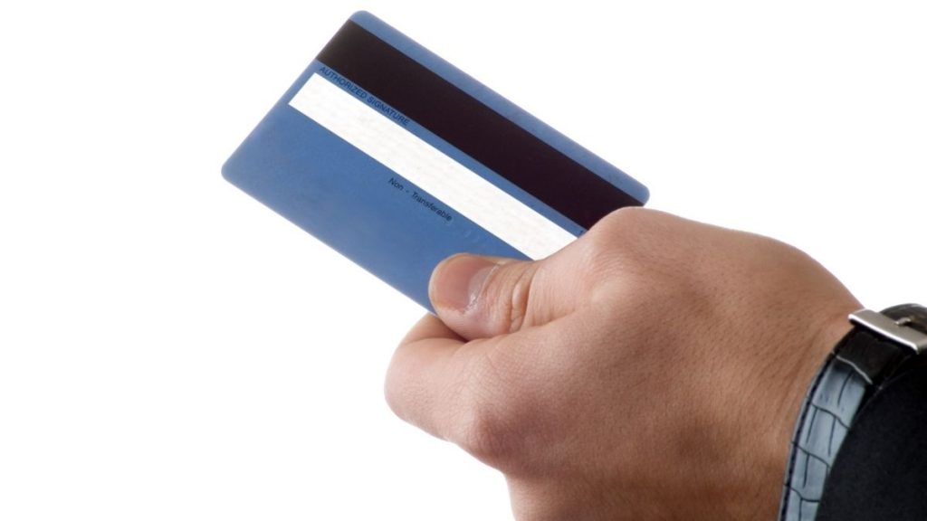 bxblue - cartão consignado SIAPE, crédito para servidor público federal, homem com cartão de crédito nas mãos