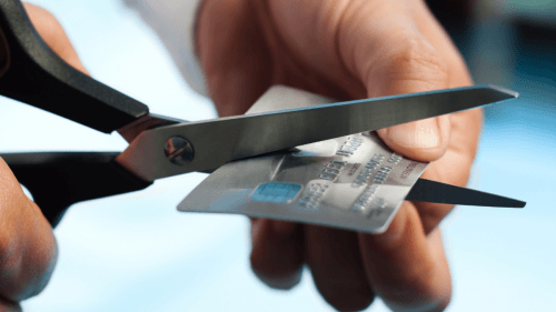bxblue - homem cortando cartão de crédito com a tesoura - cancelar o cartão de crédito consignado - pessoa cortando o cartão de crédito com a tesoura
