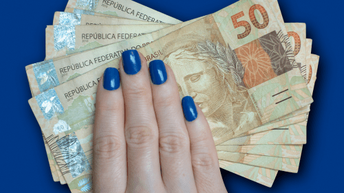 bxblue - mulher com cédulas de dinheiro na mão - liberação do saque FGTS