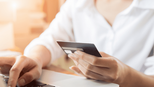 bxblue - mulher com o cartão de crédito nas mãos - portabilidade do cartão de crédito consignado