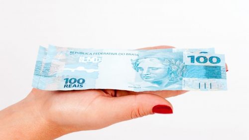 bxblue - mulher com cédulas de dinheiro na mão - empréstimo consignado BRB