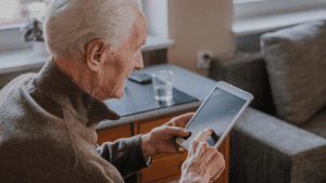 bxblue - homem de terceira idade com tablet nas mãos - meu inss, o que é, como acessar, guia completo