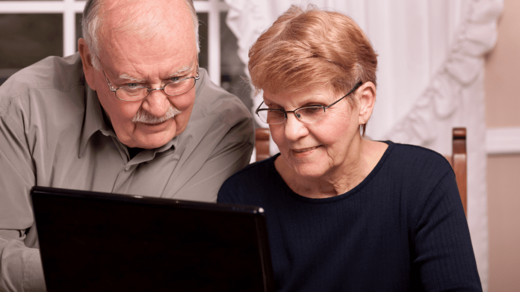 bxblue - benefícios previdenciários - homem e mulher de terceira idade usando computador