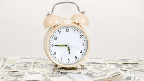 relógio e dinheiro tempo para pagar o empréstimo consignado