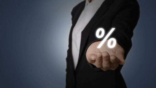 alíquota zero IOF empréstimos - pessoa com símbolo de percentual nas mãos