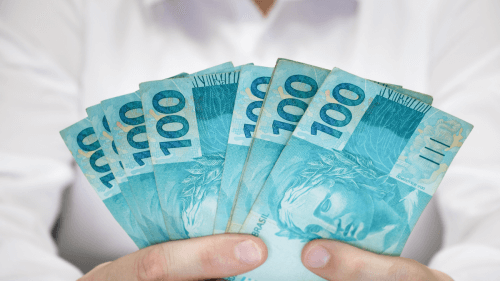 bxbue - calendário de pagamento dos servidores públicos federais - pessoa com dinheiro nas mãos