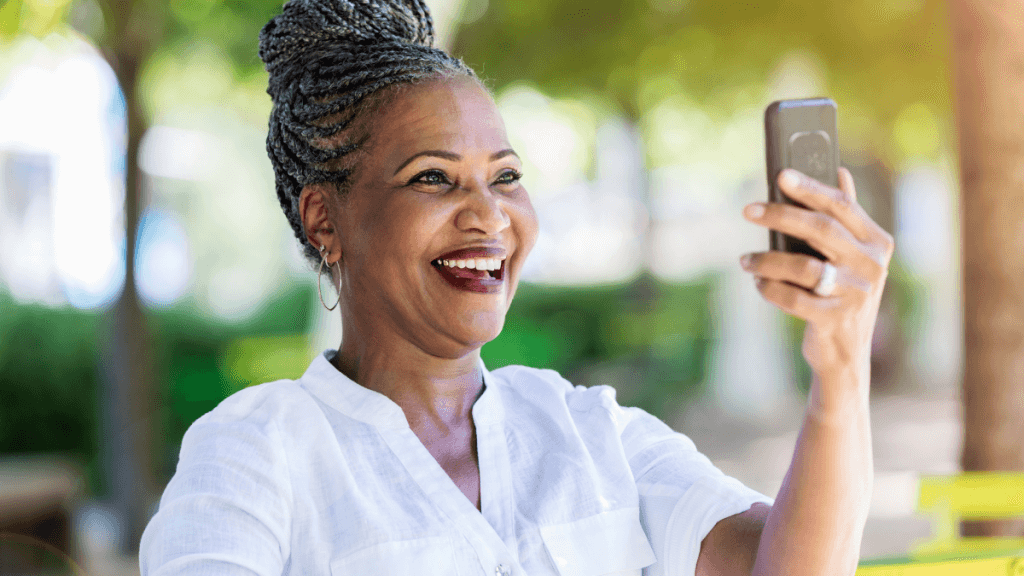 adiamento da prova de vida - mulher negra tirando selfie