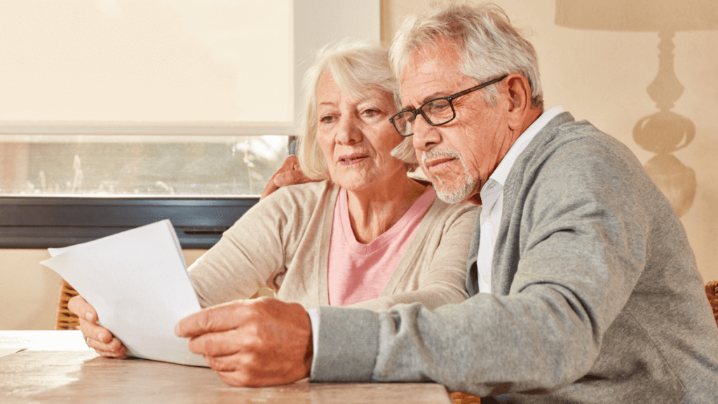 regras da aposentadoria - homem e mulher de terceira idade, lendo papel