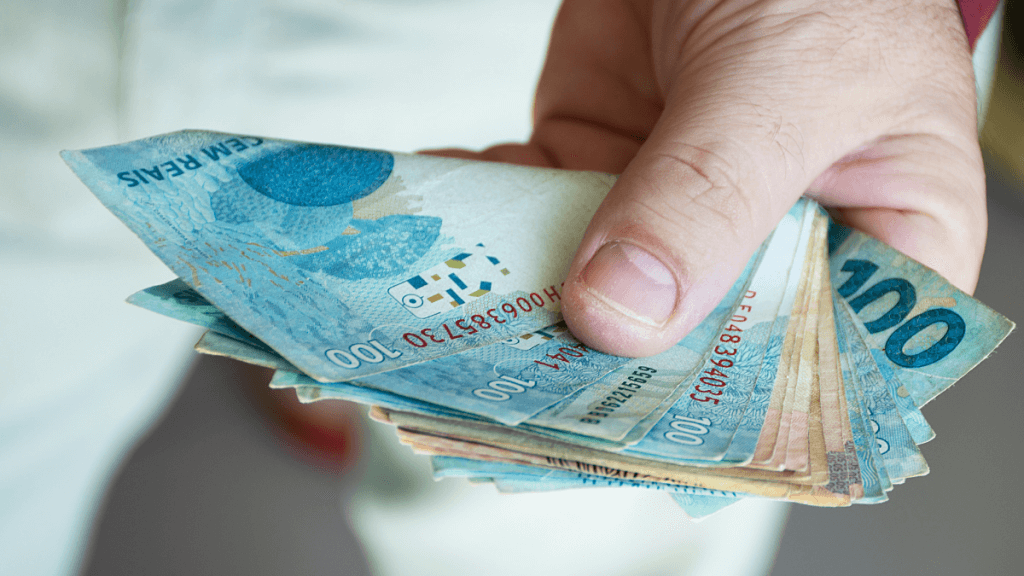 bxblue - pagamento de taxas depósito antecipado para crédito consignado - homem com dinheiro nas mãos