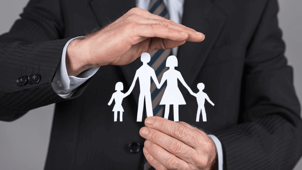 bxblue seguro prestamista emprestimo consignado - homem protegendo a família