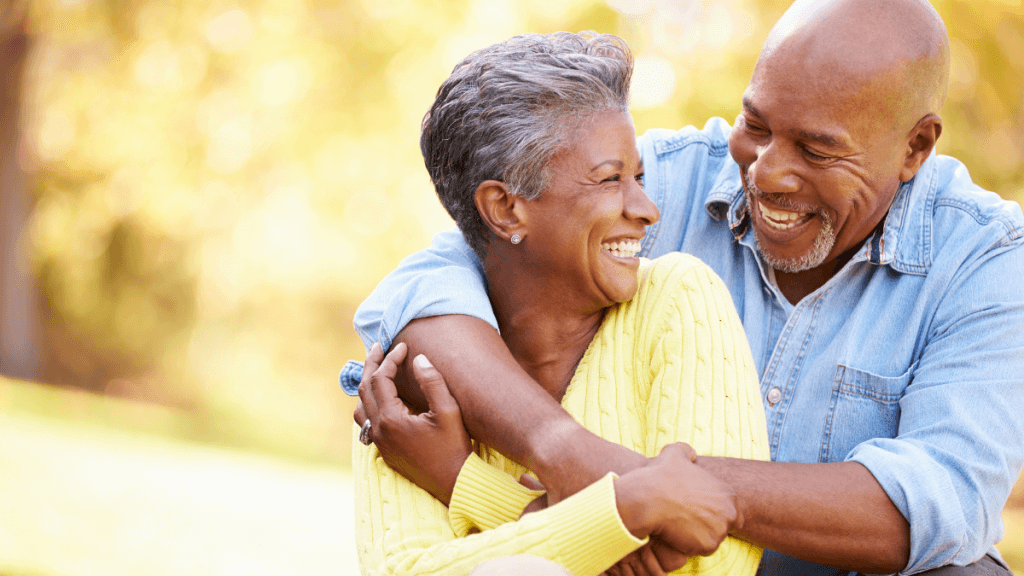 Guia da aposentadoria especial do INSS: como fica em 2021 - homem e mulher de terceira idade negros, abraçados