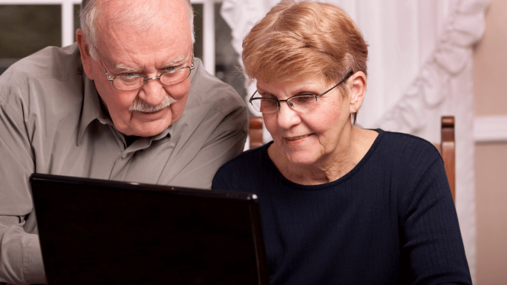 aposentadorias dos Servidores Federais - casal de terceira idade utilizando computador
