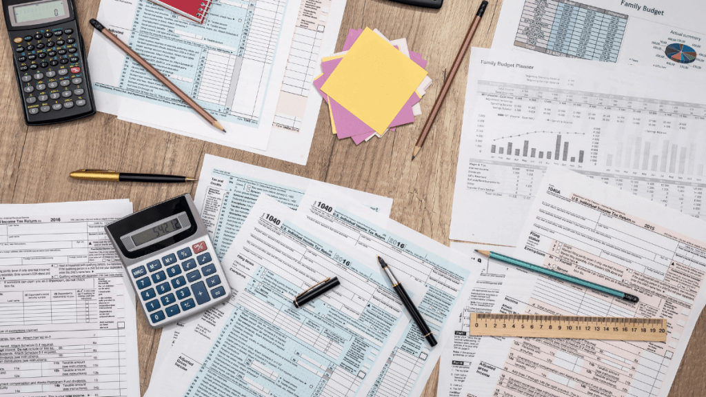 prazos do imposto de renda 2021 - calculadora, papel, contas