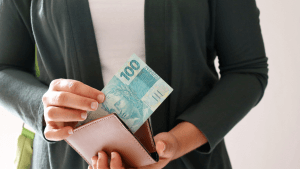 dados bancários no SIGEPE - mulher com dinheiro na carteira