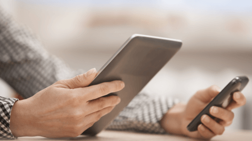 novo aplicativo para servidores federais - homem com tablet e celular nas mãos