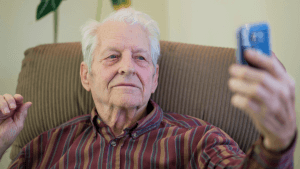 bxblue - recadastramento dos aposentados - homem de terceira idade tirando selfie