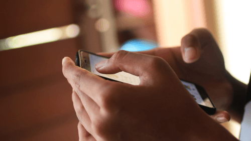 bxblue - pessoa com celular nas mãos, digitalização averbação online do empréstimo consignado