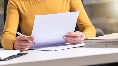 documento descritivo de crédito - mulher lendo um documento
