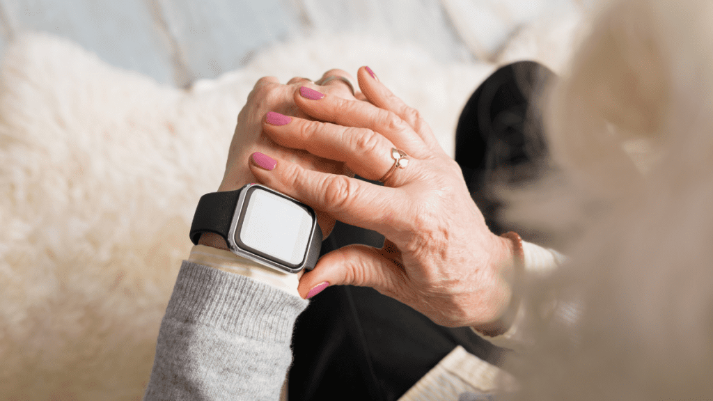 pagamento da aposentadoria INSS - mulher idosa consultando o relógio