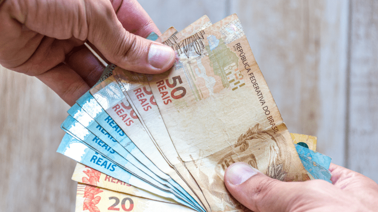 salário-mínimo 2022 - mãos contando dinheiro
