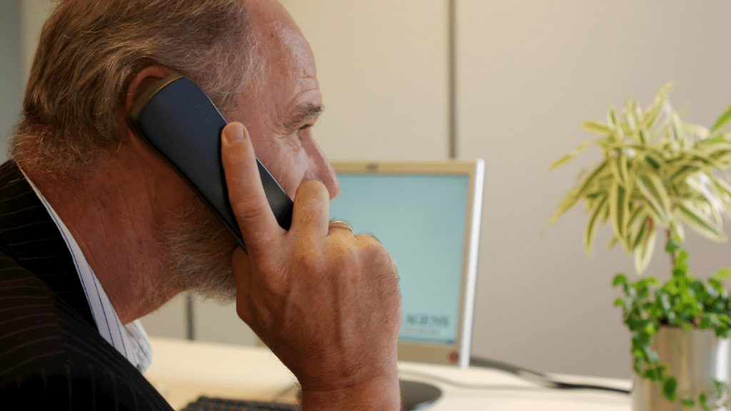 aposentado pode abrir mei - homem mais velho falando ao telefone