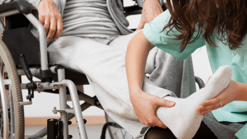 aposentadoria de pessoa com deficiência - pessoa na cadeira de rodas sendo ajudada por cuidadora
