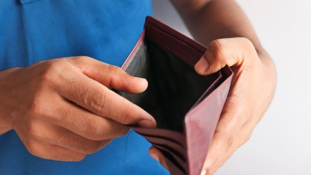 bxblue - dívidas urgentes - homem abrindo carteira vazia