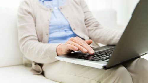 empréstimo consignado online rápido - pessoa de meia idade usando o computador