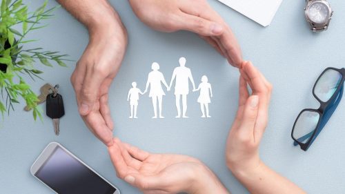 empréstimo consignado tem seguro de morte - mãos protegendo família, segurança, proteção