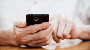 empréstimo por telefone - pessoa idosa usando telefone celular