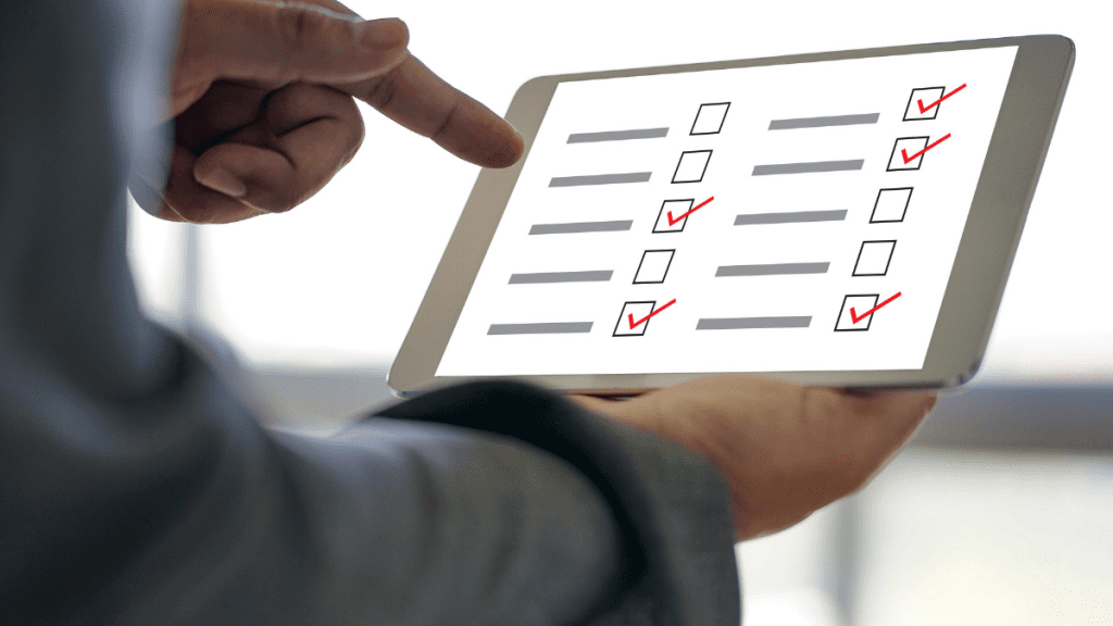 pedido de revisão do INSS - homem conferindo checklist em um tablet