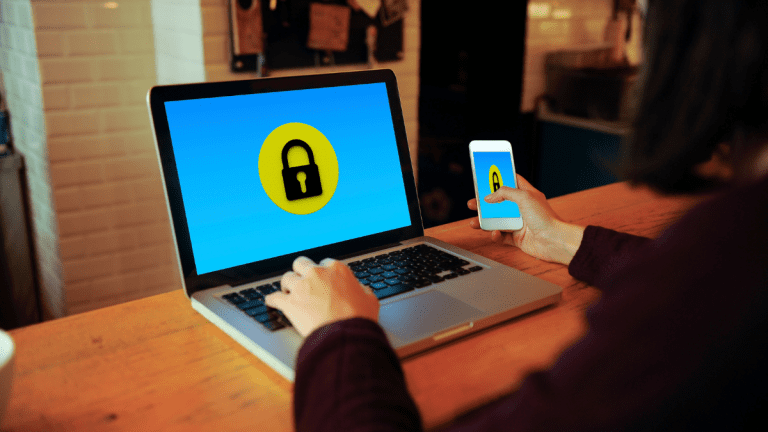 proteger os dados bancários - pessoa ao computador e celular com imagem de cadeado de segurança