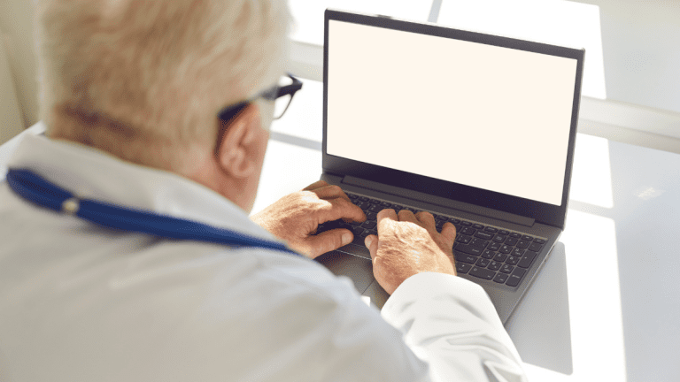 tipos de aposentadoria - homem mais velho consultando computador