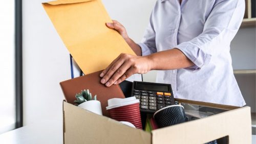 demitir servidor - mulher organizando itens de escritório em uma caixa