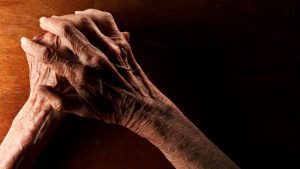 empréstimo consignado até 90 anos - mãos de pessoa idosa