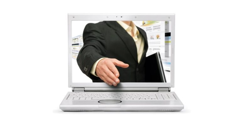 mutirão da negociação de dívidas - homem na tela do computador com braço estendido para negociar