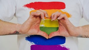 pensão por morte homoafetiva - homem com camiseta colorida nas cores da bandeira LGBTQI
