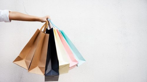 quitar compras parceladas - mão segurando sacolas de compras