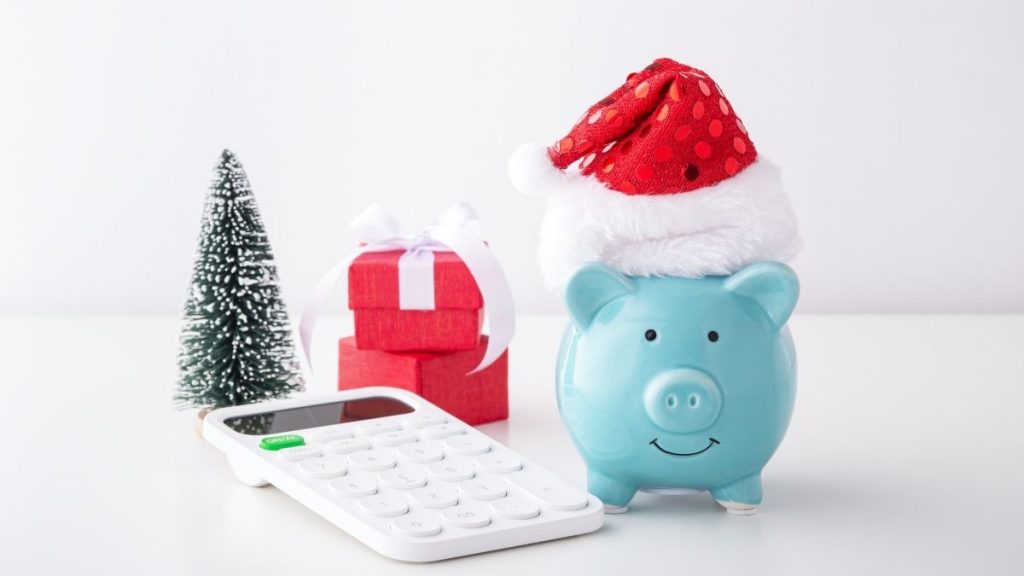 compras de natal - imagem com árvore de natal, calculadora, presente e porquinho