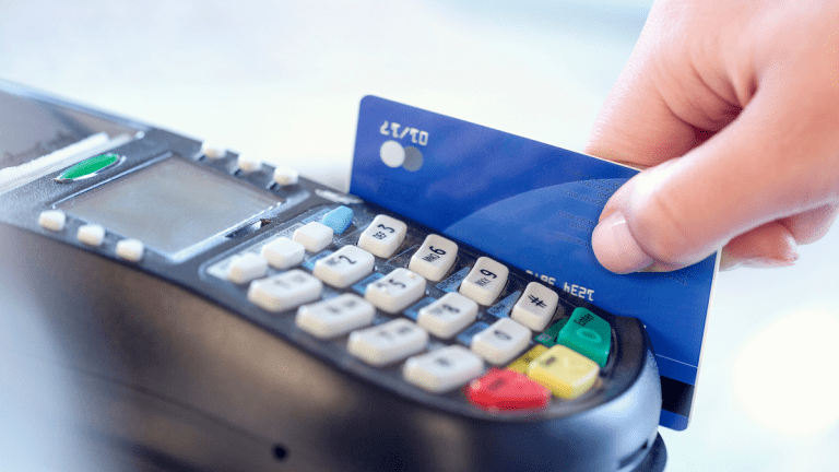 quitar o cartão de crédito consignado - cartão de crédito sendo passado em máquina de pagamento