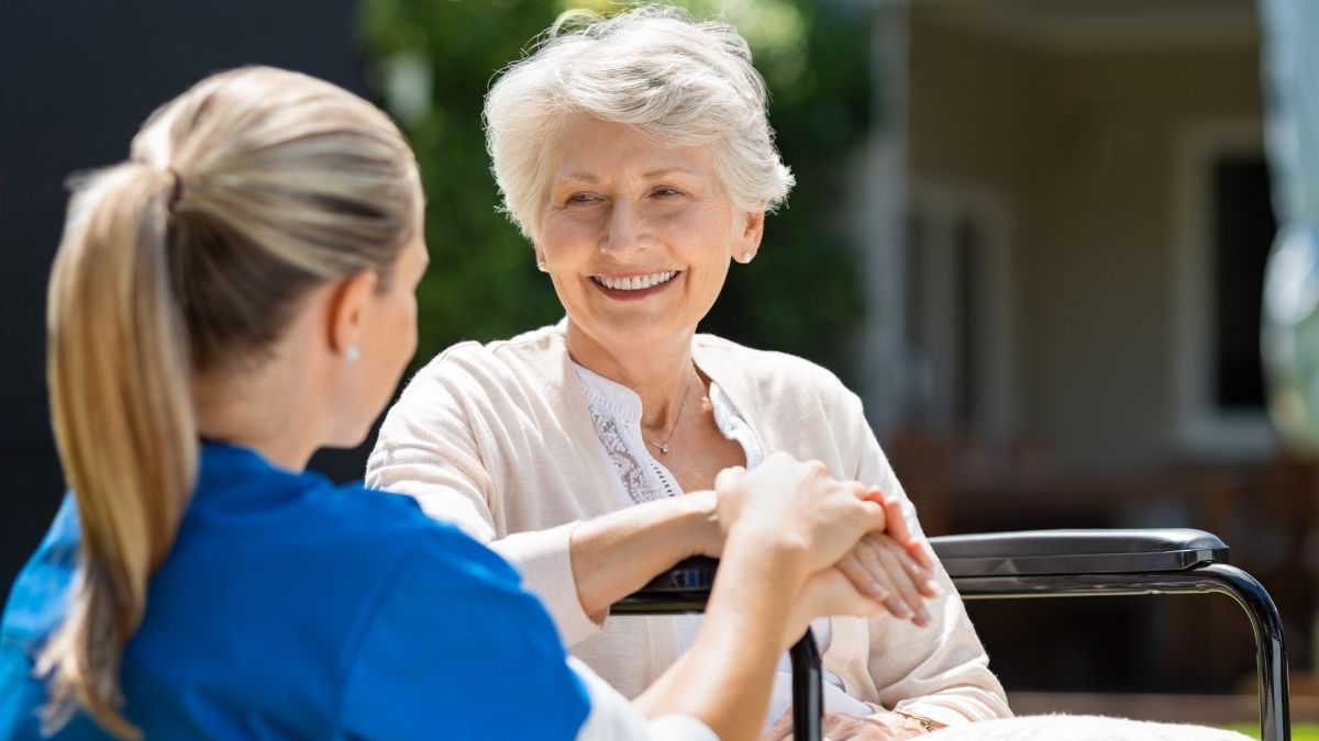 direitos dos aposentados por invalidez - mulher em cadeira, apoio, enfermeira, terceira idade, aposentada