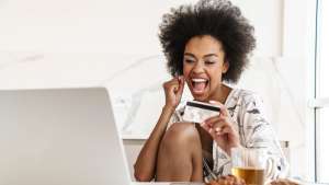 cartão de crédito consignado, mulher com cartão, mulher feliz com cartão de crédito