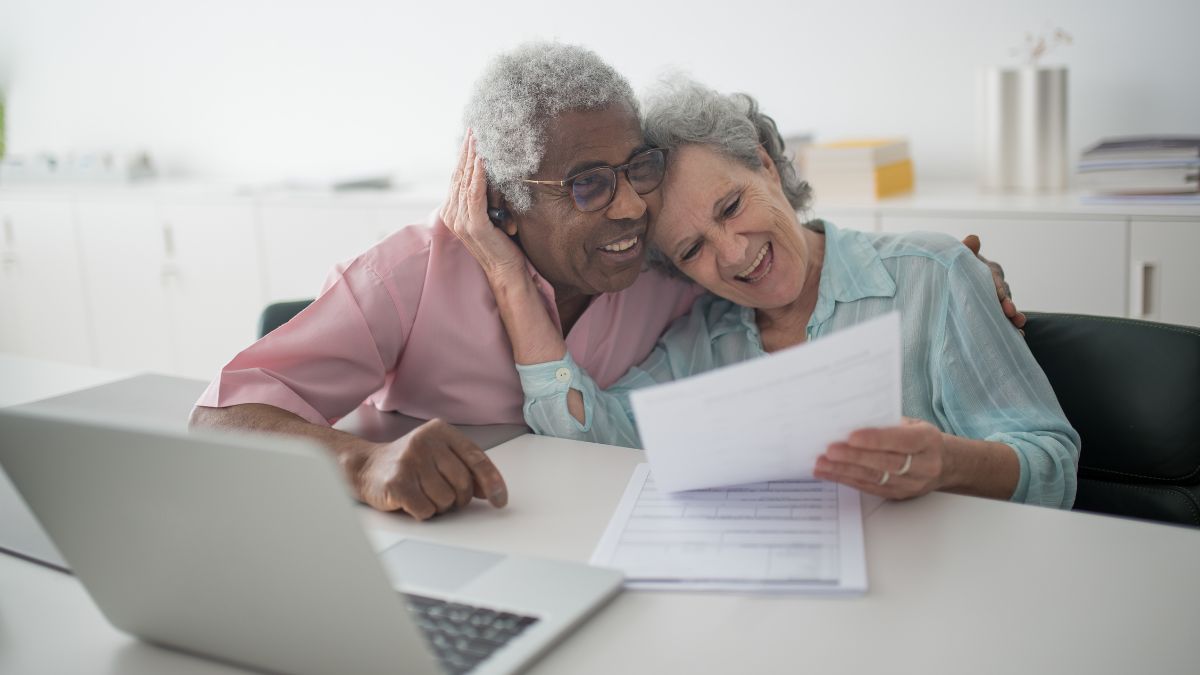 casal, aposentados, contas, crédito, finanças